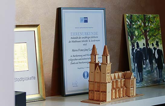 Eherenurkunde und goldene Stadtplakette zum 100jährigen Bestehen